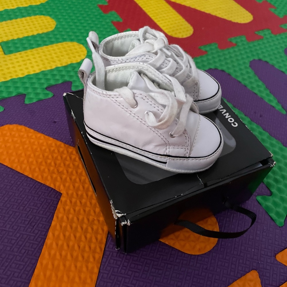 Unisex converse size 2c